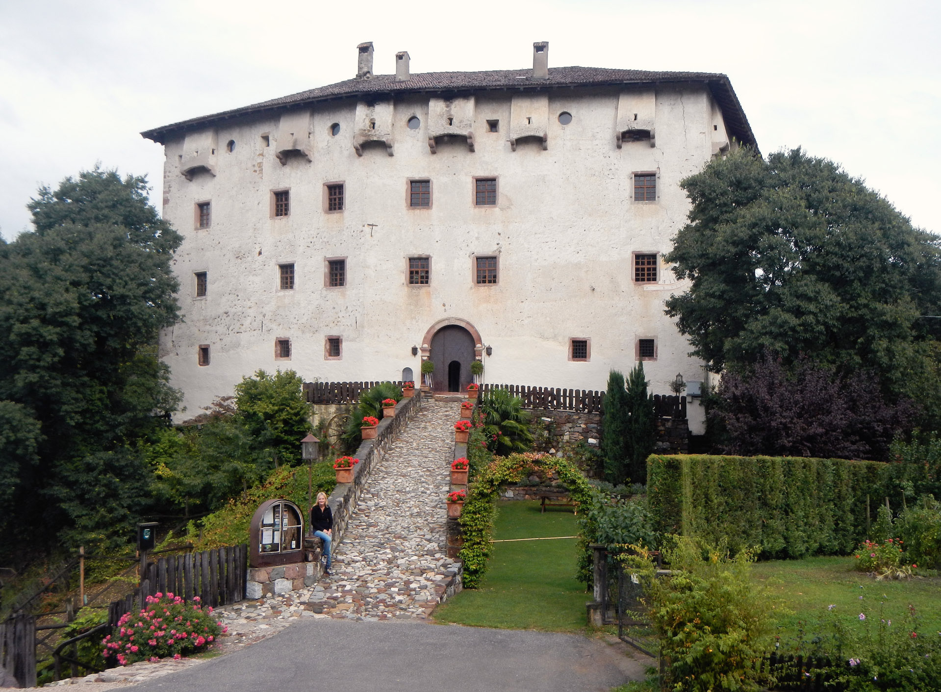 Erstmals wurde Castel Katzenzungen in S�l 1244 urkundlich festgehalten, als es von Henricus de Cazenzunge an das Adelsgeschlecht der Herren von Fink und von Schlandersberg weitergereicht wurde. Zwischen 1500 und 1700 geh� Castel Katzenzungen zu den angesehensten Adelssitzen des Landes.
