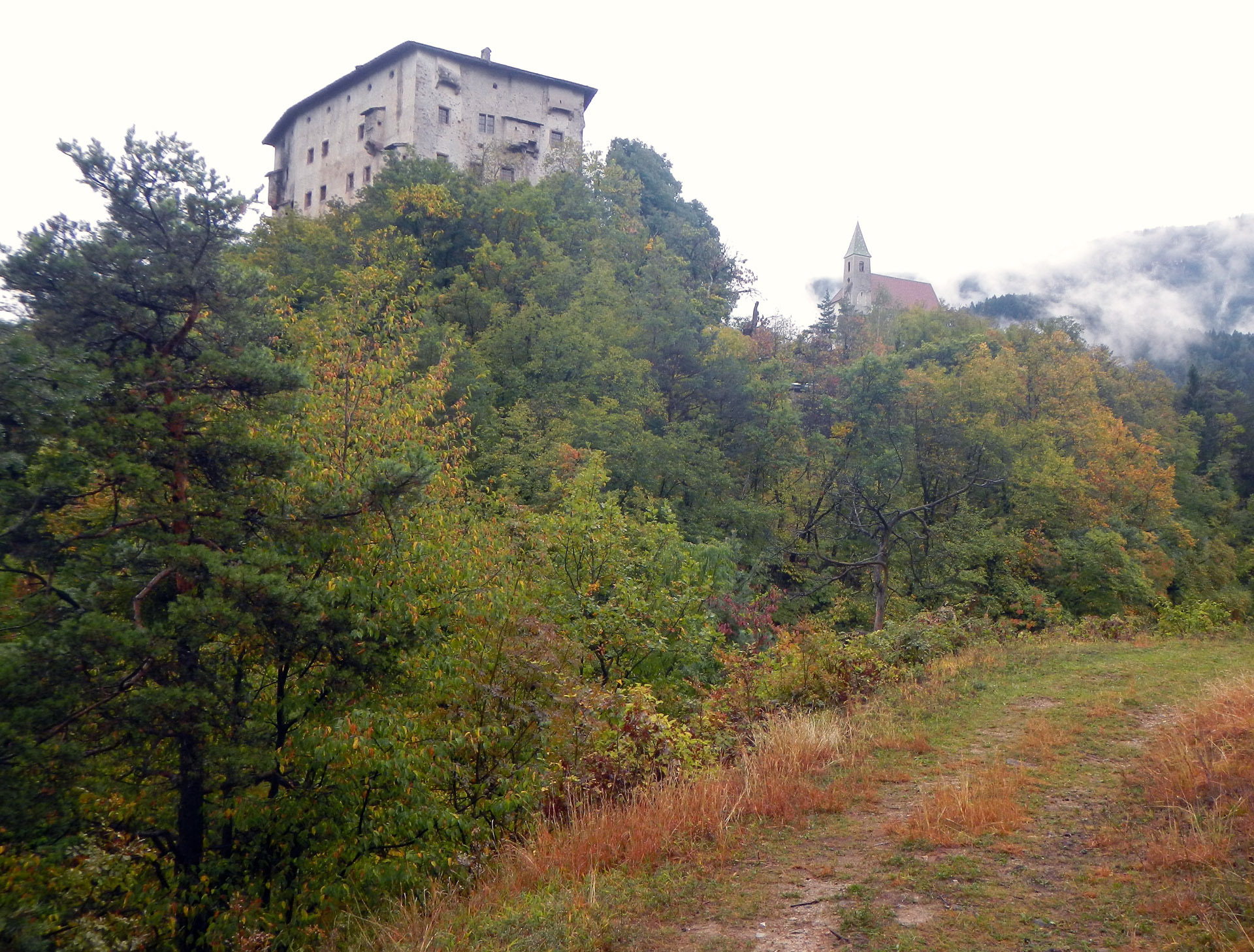 Noch einmal ein Blick zur�m Castel Katzenzungen. 20 Min. sp�r sind wir wieder zur�f dem CP. Am Abend bekommt der Campingrill Arbeit und wir planen bei einen guten Glas (nat�) s�ler Weisswein den n�sten Tag.