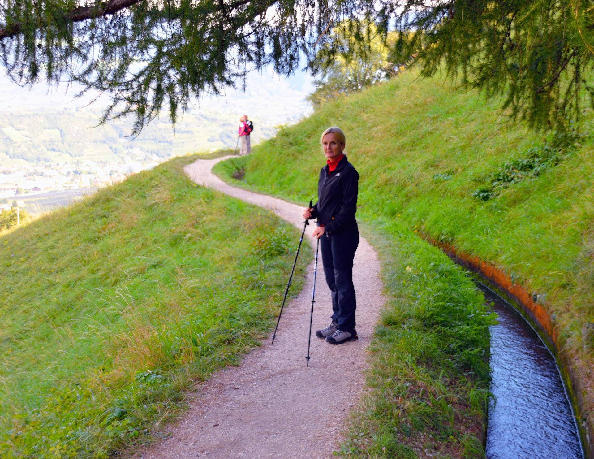 Weiter geht�s am Marlinger Waalweg. Langsam l�die Sonne auch den Hochnebel auf...gutes Zeichen f�gen...