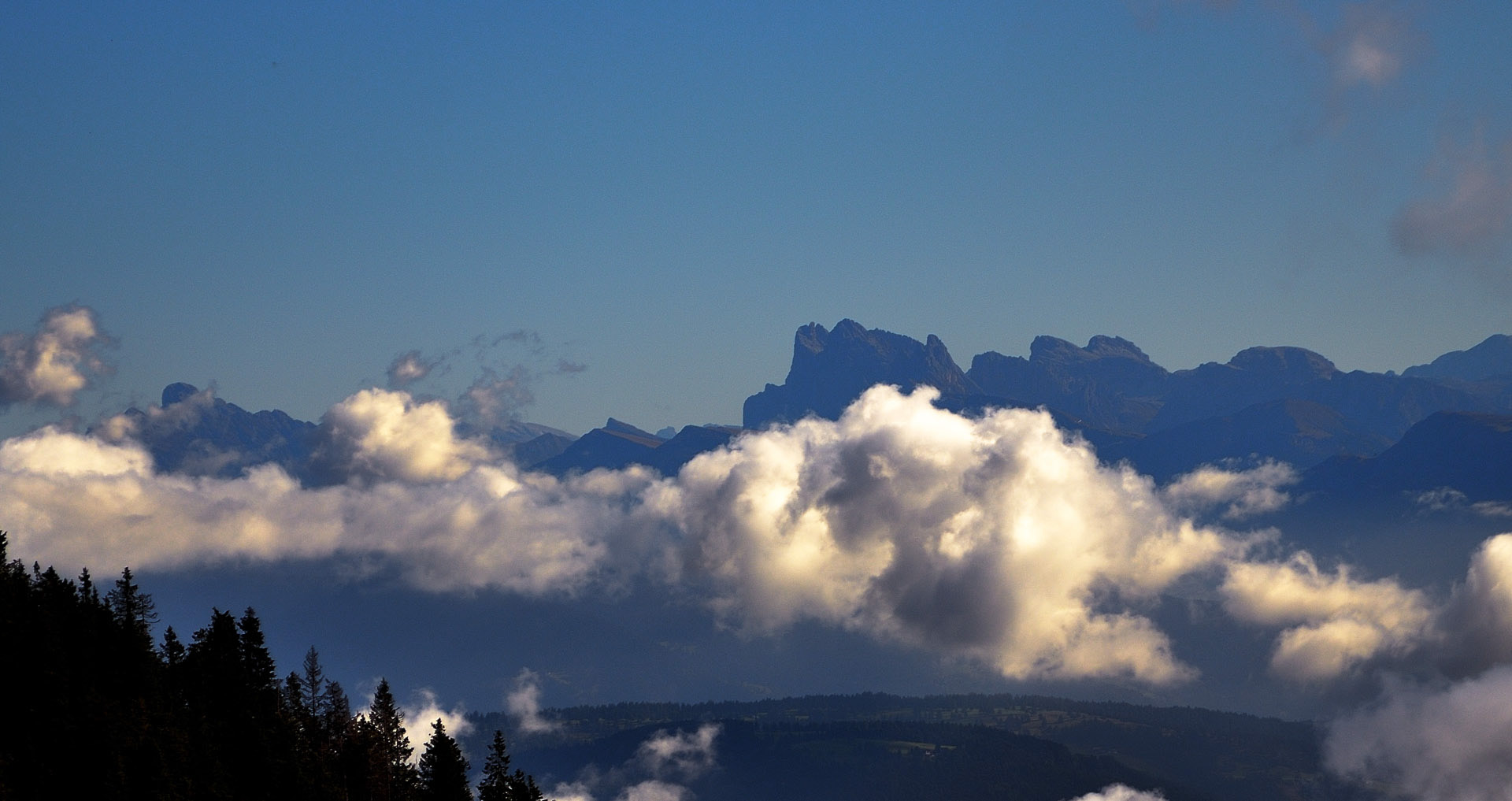 ...die ersten Blicke auf die Dolomitengipfel im Osten...