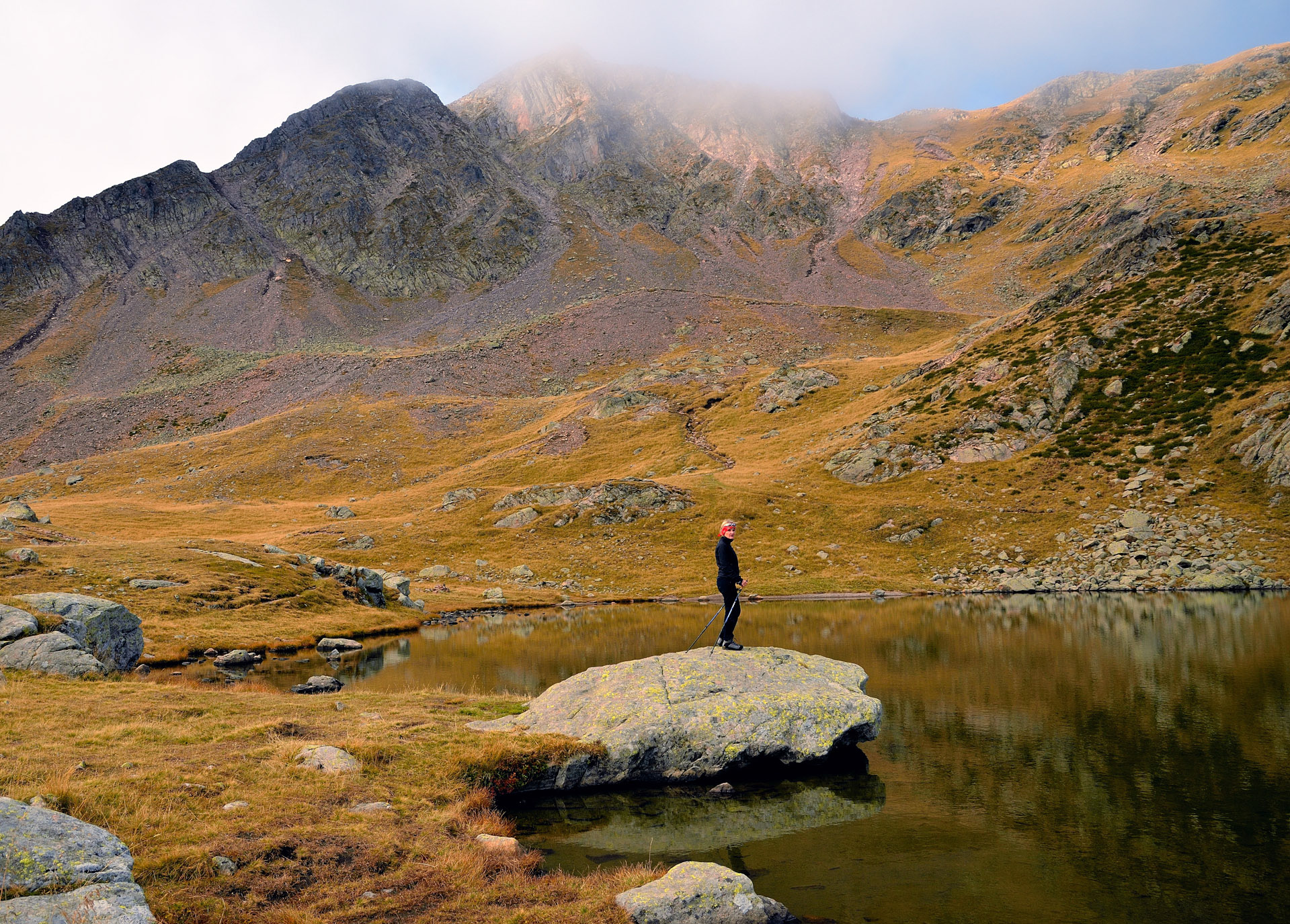 Nach einer Rast am idylischen Laugen See, entscheiden uns f� kleinen Laugen, welcher in wenigen Minuten (ca. 100 H�meter �em Laugen See) zu erreichen ist. Im Hintergrund die grosse Laugenspitze schon in Wolken. Es war richtig nicht auf die grosse Laugen zu gehen, 10 min. sp�r war der Gipfel komplett in Wolken.