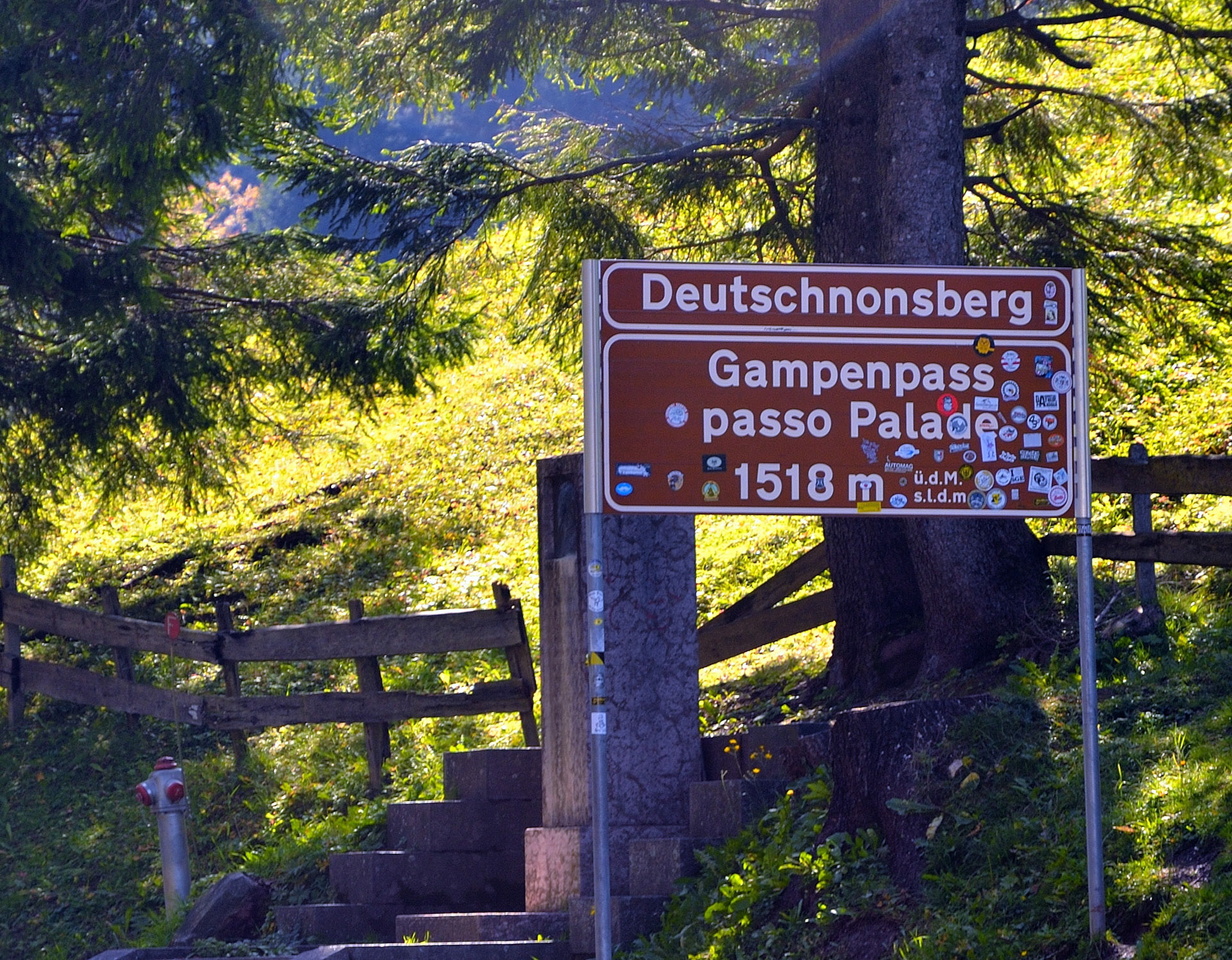 Der Gampenpass, auch als Gampenjoch bezeichnet, ist ein 1518 m s.l.m. hoher Gebirgspass in S�l. Er verbindet das Etschtal mit dem Nonstal. M�er gl�h wartet am CP schon eine heisse Dusche und ein kaltes Bier...