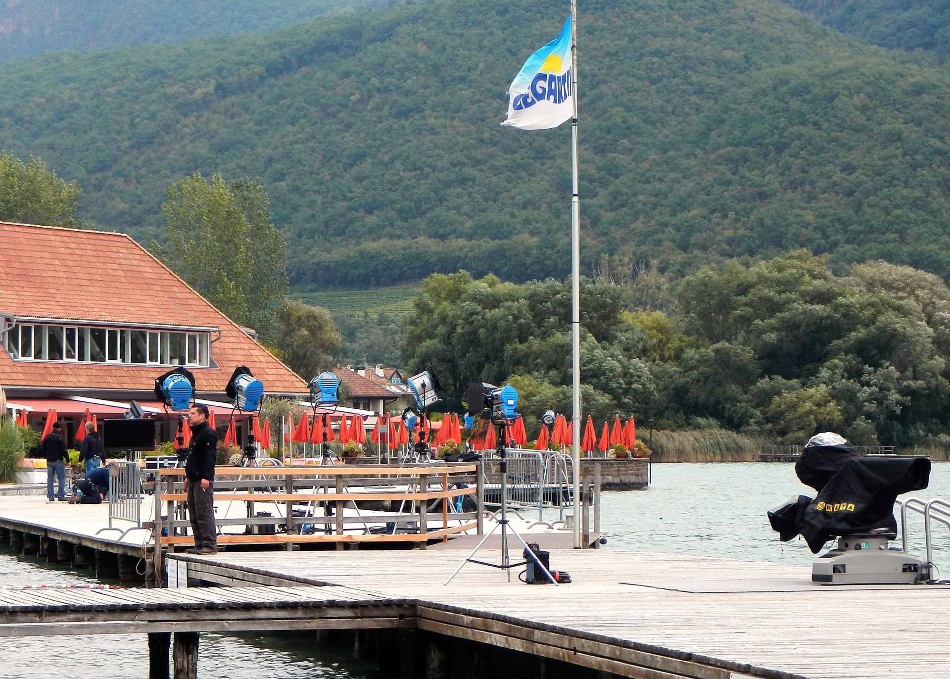 Ein ARD-Fernseh-Team errichtet gerade f�e "Wetten dass..." Aussenwette die Location...
