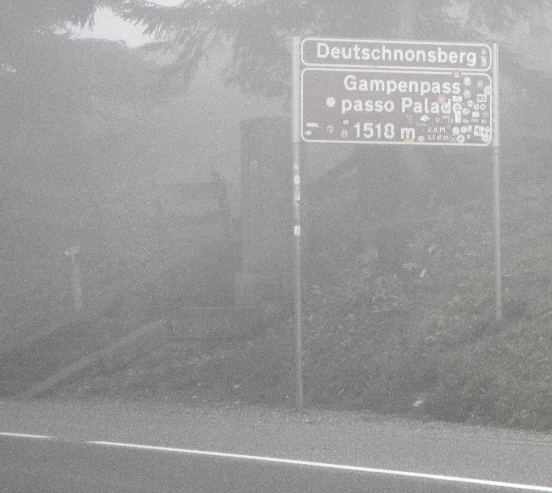 Gleiche Bedingungen am Gampenpass. Durchn�t und durchgefroren kommen wir am CP an, schnell eine heisse Dusche, danach ein heisser Tee...heute bringt mich keiner mehr vor die warm-eingeheizte H�Morgen geht�s nach Hause.