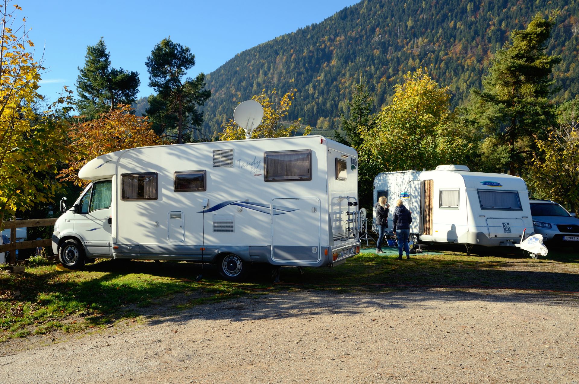 Im obersten Bereich suchen wir uns 2 sonnige Parzellen und richten uns ein...