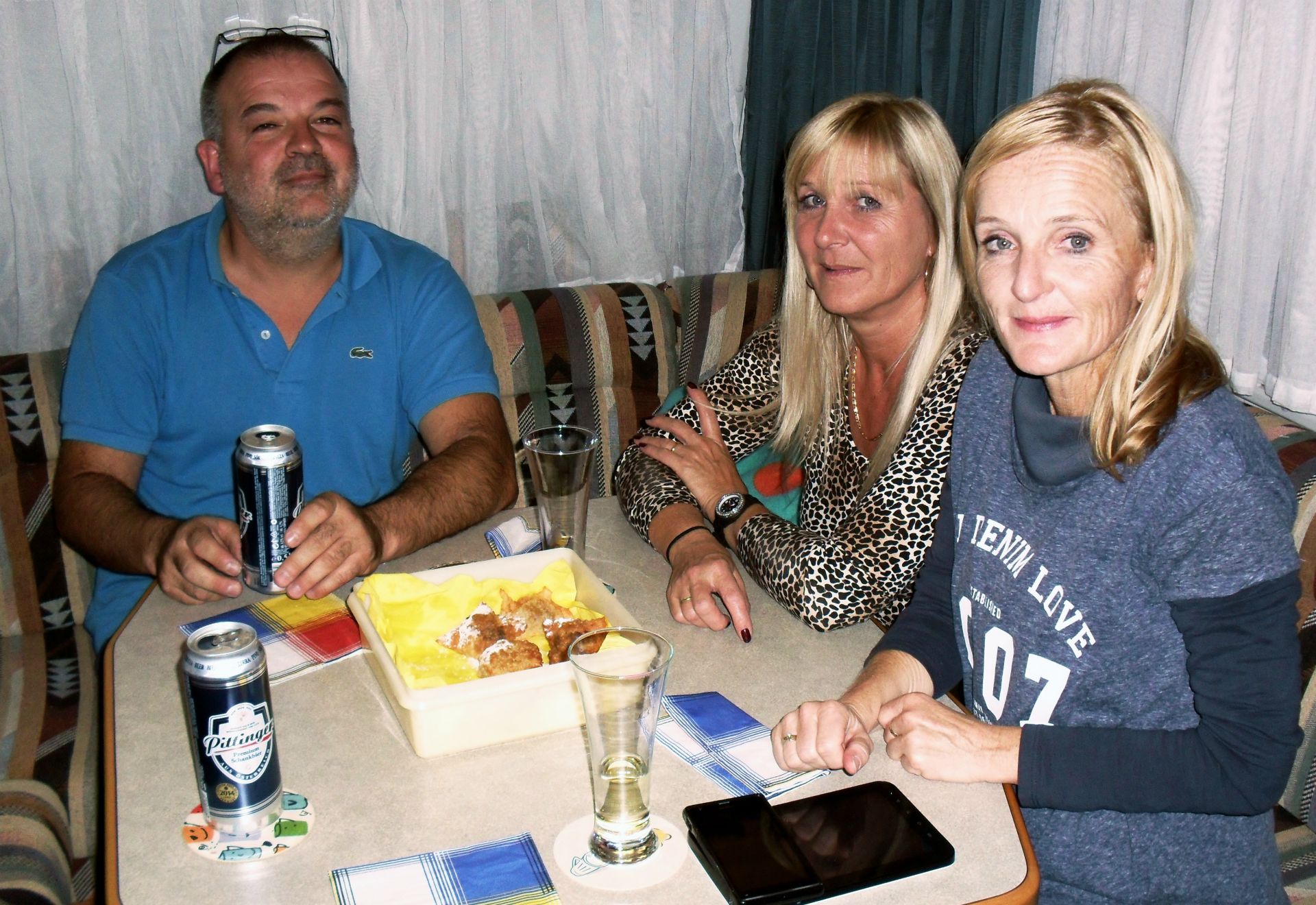 Danach gibt´s noch bei Claudia & Markus im Caravan eine Jause und wir besprechen den Wochenendplan, das Wetter soll angeblich schon mal passen...