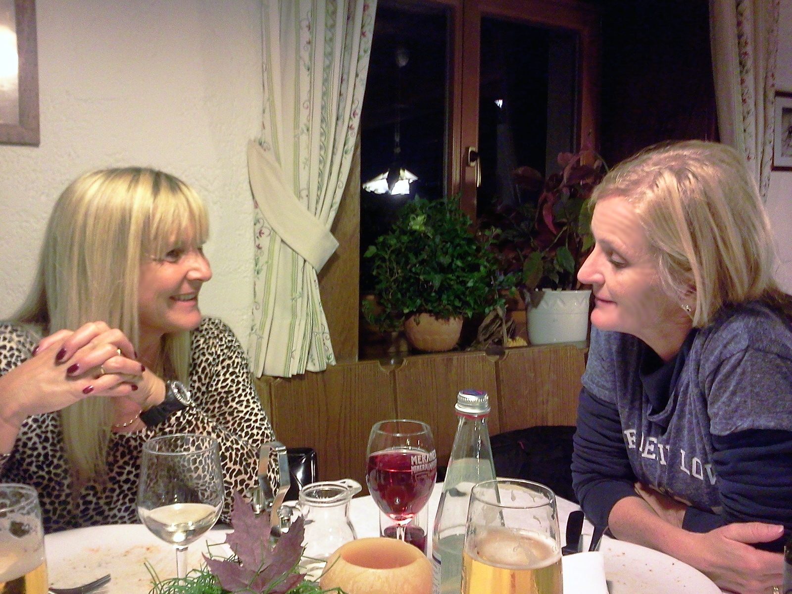 Zum Abendessen spazieren wir nach Völlan zum Gasthof Falger. Die traditionelle Südtiroler Kost ist gut und der Wein ist auch empfehlenswert. Wir sitzen noch bis Mitternacht und haben es lustig...