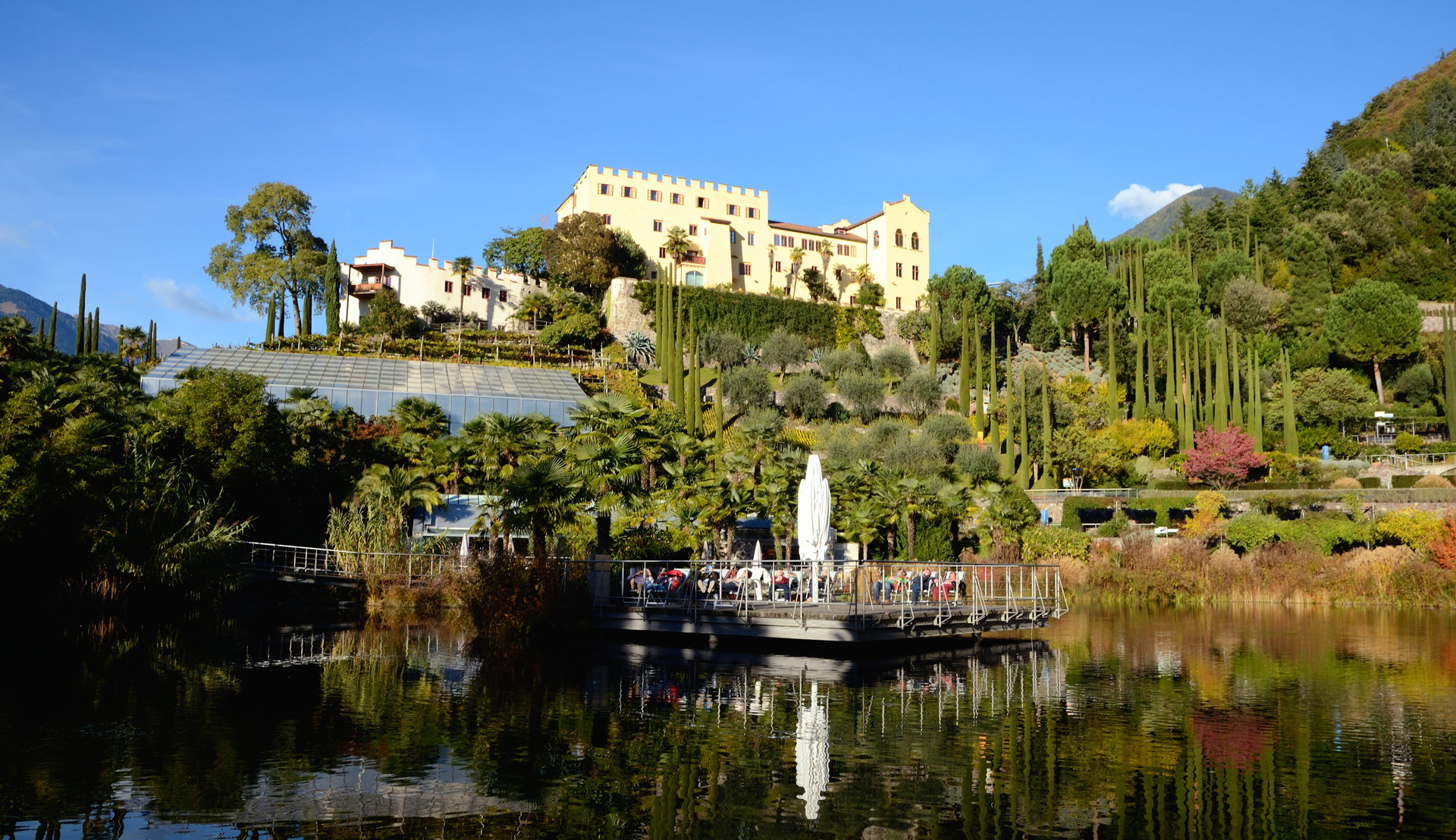 Wir fahren die paar Kilometer rüber zum Schloss Trauttmansdorff, wir wollen den berühmten Garten besichtigen. Südtirols beliebtestes Ausflugsziel stellt in Meran auf einer Fläche von 12 ha über 80 Gartenlandschaften (Natur- und Kulturlandschaften) mit Pflanzen aus aller Welt vor.