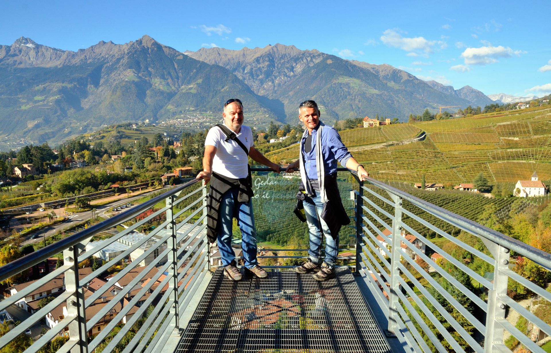 Die Gärten sind – umrahmt von den schneebedeckten, 3.000 m hohen Bergen der Texelgruppe...