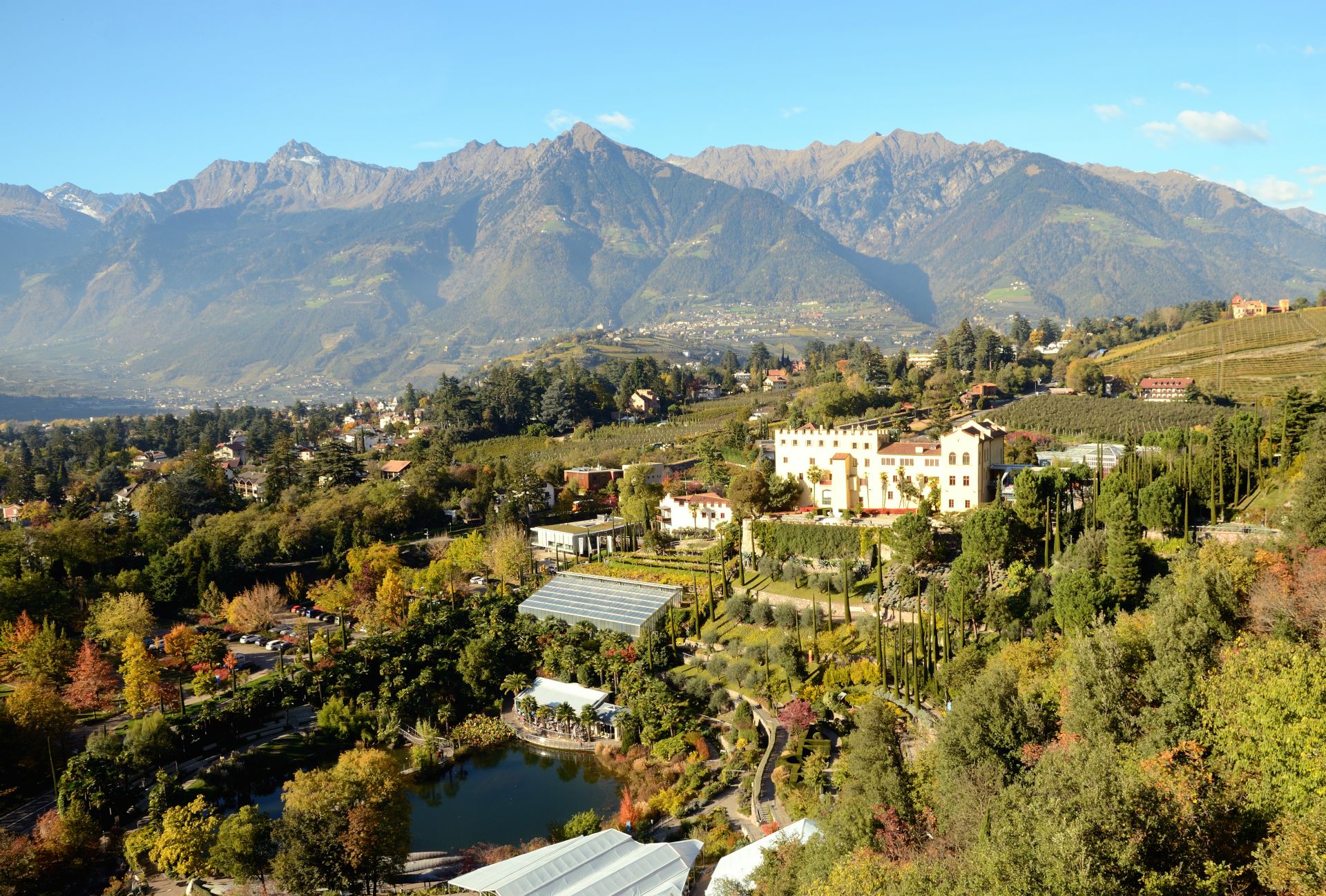 ...und hinüber zu den Gärten von Schloss Trauttmansdorff...