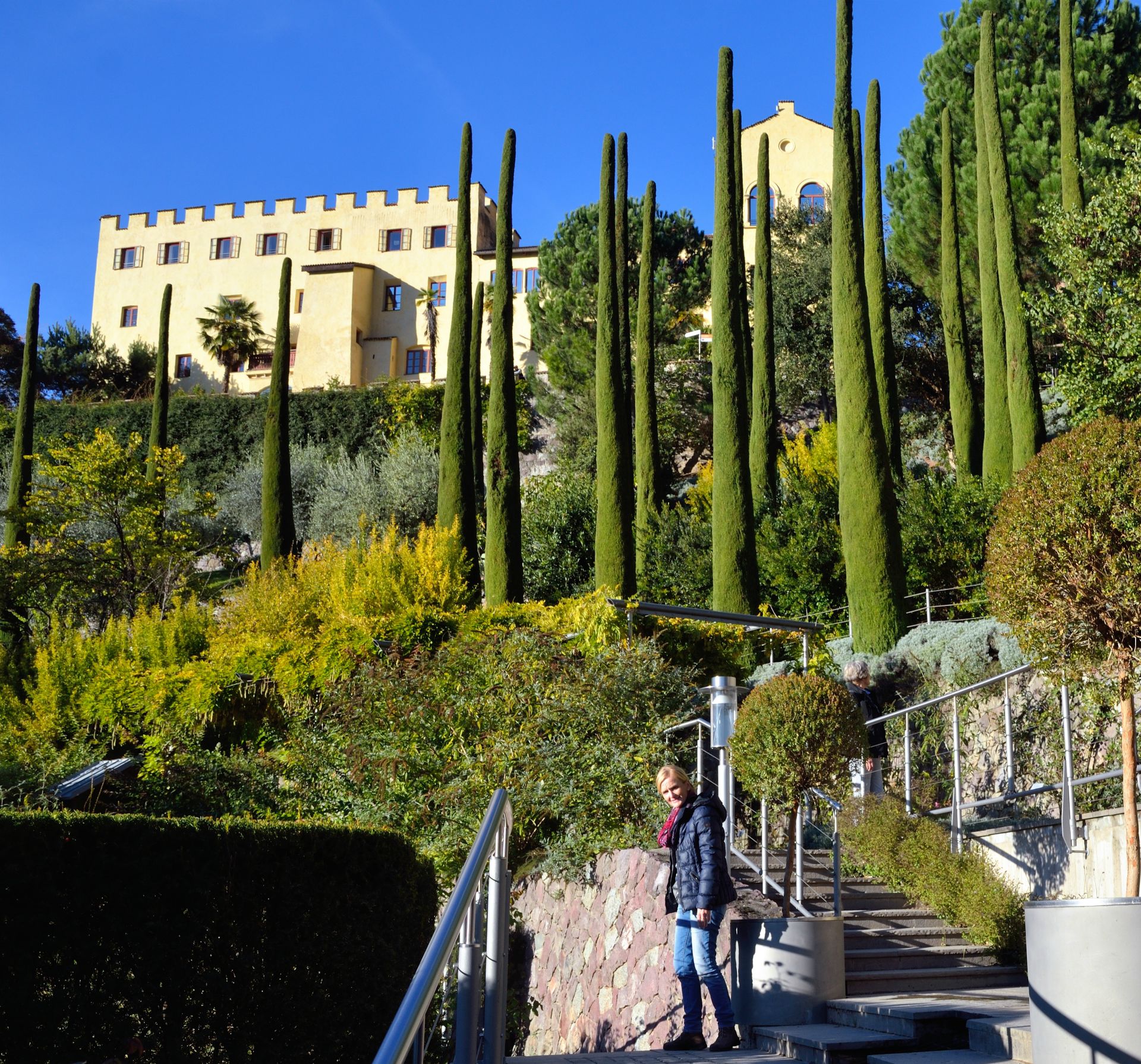 Am sonnenverwöhnten Südhang der Gärten entfaltet sich das unverkennbare Bild des Südens. Spazierwege schlängeln sich durch die Sonnengärten den Hang empor und öffnen den Blick auf die umliegenden Berge...