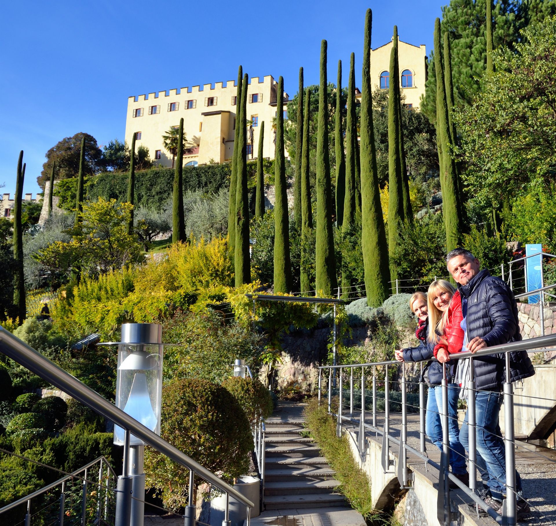 Flankiert von Pinien und Zypressen gedeihen alte Kulturpflanzen wie Granatapfelbaum, Rebe, Maulbeer- und Feigenbaum...