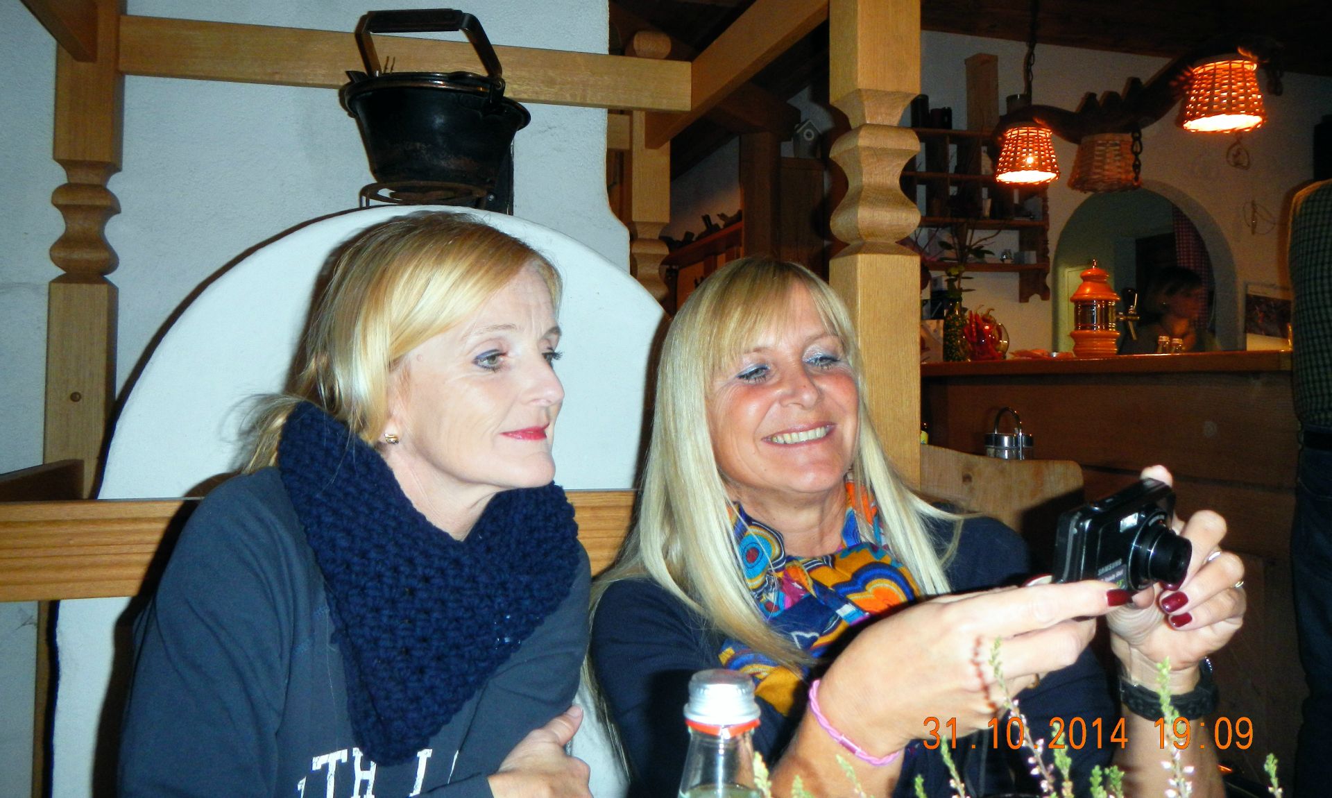 In dem beliebten und urigen Törggele-Lokal werden noch einmal die Bilder des Tages kontrolliert...