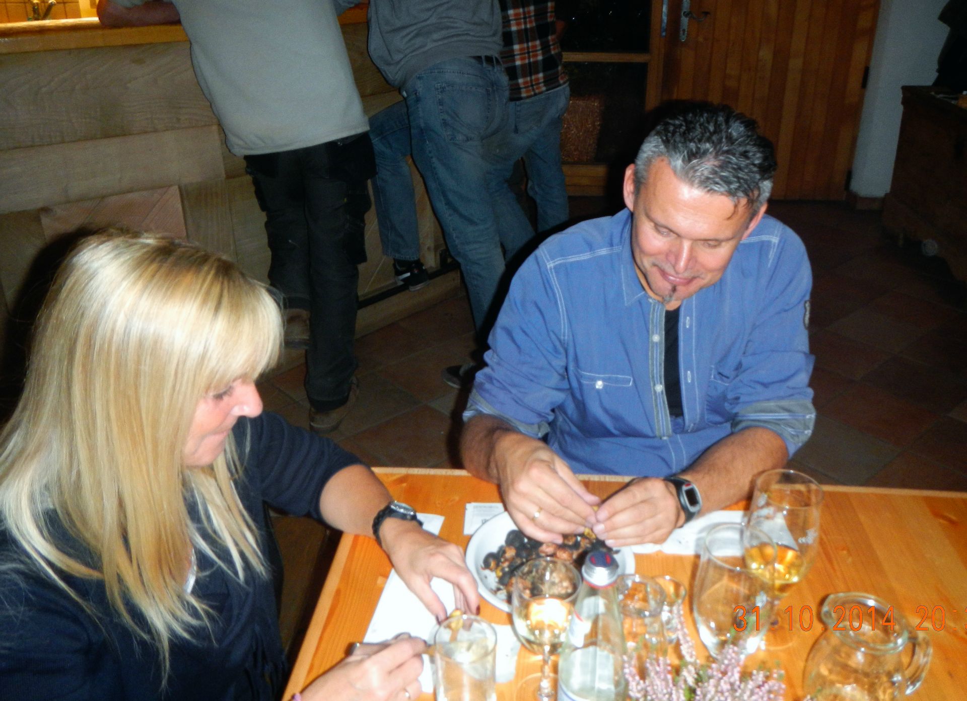 Wir haben einen lustigen, geselligen Törggeleabend und kehren erst spät zum CP zurück...