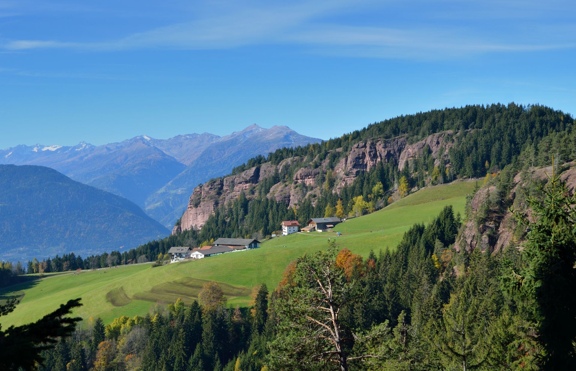 Wir parken das Auto beim Gasthaus Grüner Baum in Vöran und wandern in Richtung Westen. Man sieht schon den Rotsteinkogel (1465 m) auf dem das Knottnkino errichtet wurde...