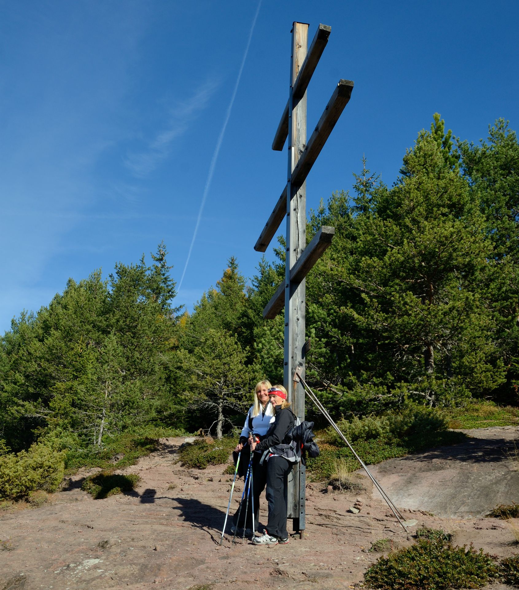 Daniela & Claudia unterm Wetterkreuz am Rotsteinkogel. Im Volksglauben ist das Aufstellen von Wetterkreuzen, die vor den Unbilden des Wetters schützen sollen, so weit verbreitet wie die Verehrung der Wetterheiligen...
