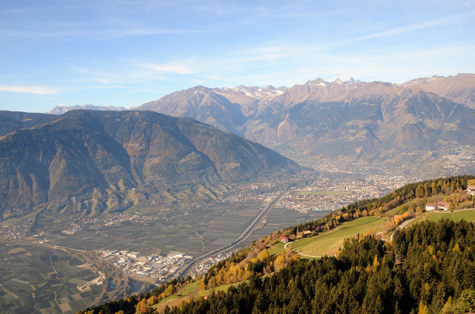 Knottnkino, Blick nach Meran und dahinter die Texelgruppe...