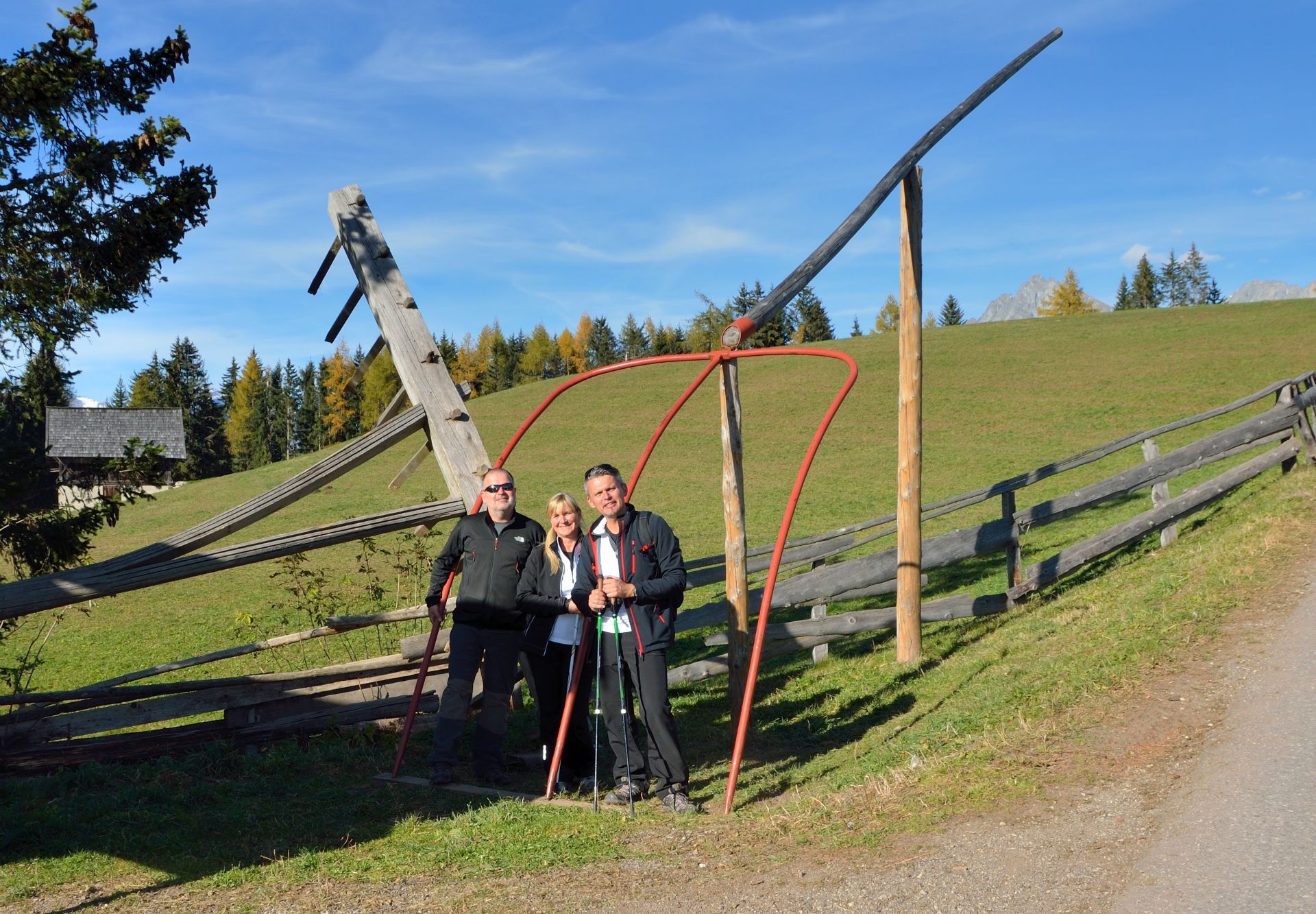 Überdimensionierte Heugabel und Rechen am Leadner-Alm-Weg...