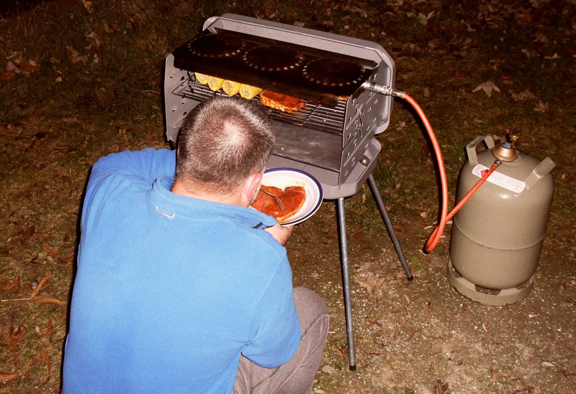 Als wir zurück sind am CP ist es schon dunkel. Duschen, Umziehen und da der Magen knurrt wird der Griller aktiviert...