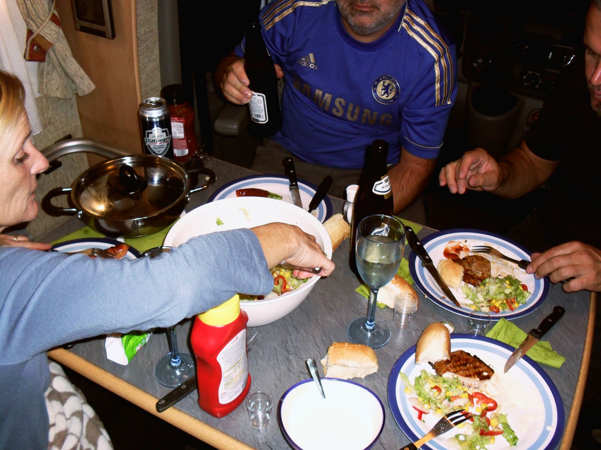 Alle helfen fleissig mit und so wird es noch ein netter, feuchtfröhlicher Grillabend, allerdings im Womo, ist ja schliesslich schon Allerheiligen. Wir sitzen noch sehr lange zusammen und haben es sehr lustig...