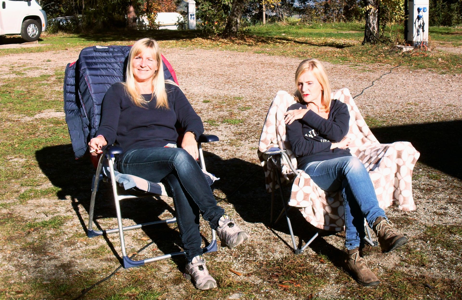 Markus und Ich gehen runter zur Rezeption um zu bezahlen. Wir nehmen noch 20 kg Äpfel um 20.- Euro mit...