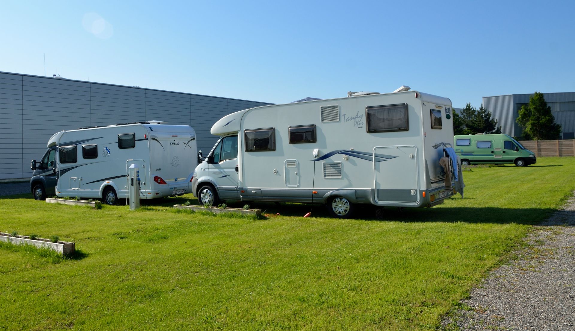 Die Anfahrt ist gut verlaufen, am frühen Nachmittag erreichen wir den neuen Reisemobilstellplatz in der Perfektastrasse und platzieren das Womo auf die Parzelle 101. Wir erkunden kurz die Einrichtungen am Platz und sind sehr zufrieden. Da sind eindeutig Leute am Werk die ihr Fach verstehen, es ist alles da wo es sein muss, Gratulation, gut gemacht!!!