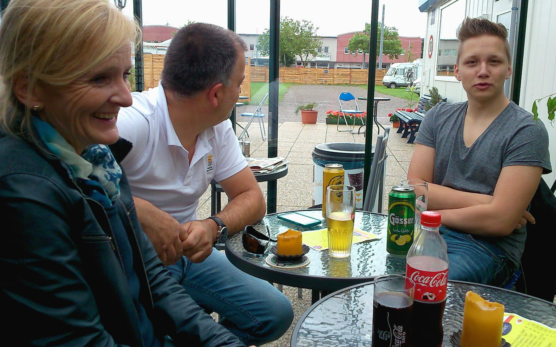 Auch ein Imbisswagen mit Sitzgelegenheit befindet sich bei der Rezeption, also gleich mal testen. Wir sitzen noch eine Weile, plaudern mit den Platzbetreibern und schmieden Pläne für die nächsten 2 Tage...