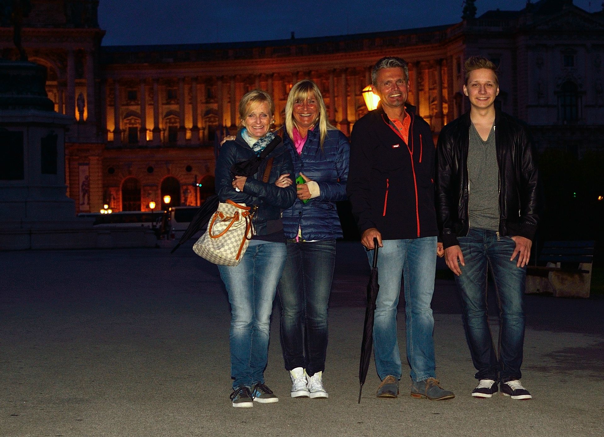 Wir spazieren am Ring entlang  vorbei am Parlament  durch den Volksgarten zum Heldenplatz und weiter zur Hofburg...