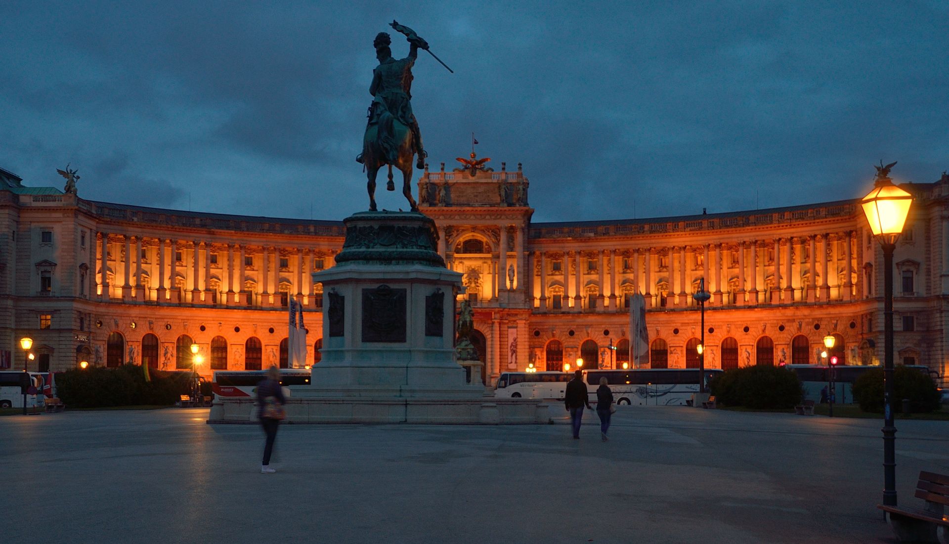Das Reiterstandbild Erzherzog Karl und dahinter die beleuchtete Hofburg...
