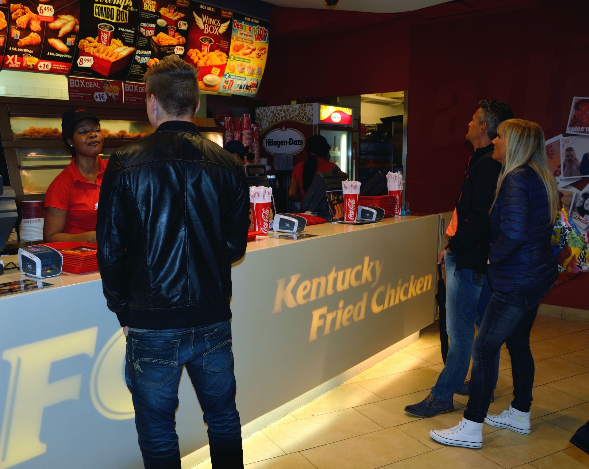 Also hinein in die U3 und ab zur Marihilferstrasse zum KFC (Kentucky Fried Chicken). Nun, kurz gesagt: Durchwachsen! Wahrscheinlich unser erster und letzter Besuch bei KFC. Dieses fette, schlutzige, ölige Zeugs ist nix für uns. Das können andere Fastfoodketten besser! Gegen 23:30 Uhr sind wir wieder am Stellplatz. Nach dem Duschen gibts noch einen Absacker im Womo und dann ab in die Heia!