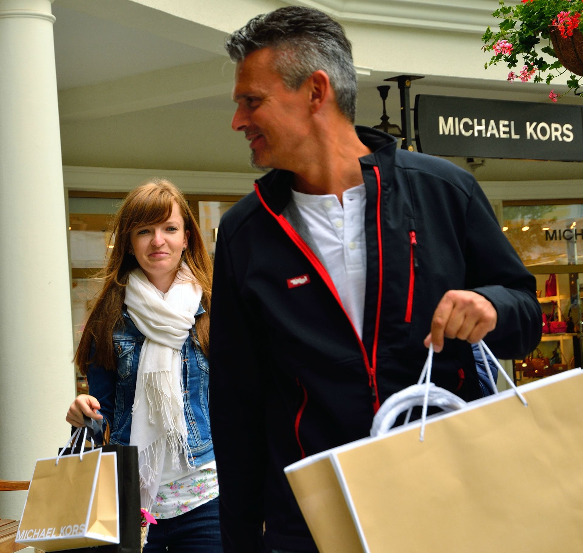 Natürlich werden wir alle fündig. Klamotten, Schuhe, Taschen, Accessoires wechseln den Besitzer und zaubert so manchen ein zufriedenes Lächeln ins Gesicht. Das geht den ganzen Tag so weiter und um 18 Uhr kehren wir müde, um einige Euros ärmer aber zufrieden zum Stellplatz zurück. Shopping ist sooo anstrengend, ich freue mich auf eine heisse Dusche...