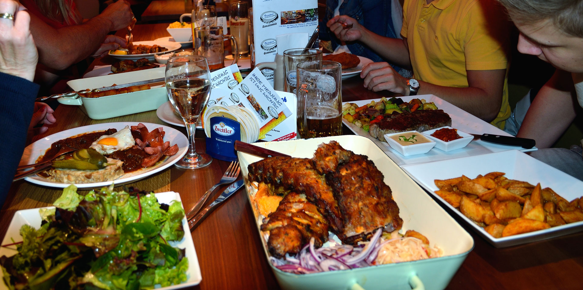 Zu Abend essen wollen wir bei einen Heurigen in Grinzing und diesmal passt auch das Angebot. Dannach sitzen wir noch eine Weile vorm Womo, trinken ein Gläschen und planen den morgigen Tagesablauf...