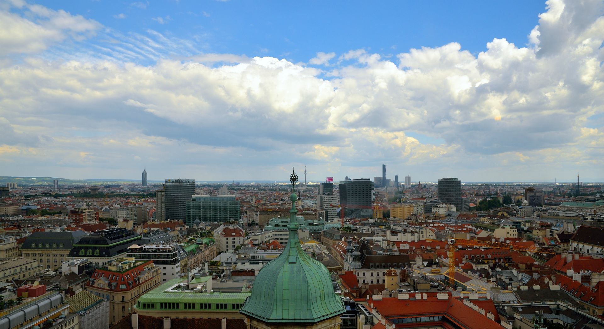 Eigentlich wollen wir anschliessend das Schloss Schönbrunn inkl. Ausstellungen besichtigen, wir bekommen aber Tickets erst für 15:00 Uhr! Welch ein Andrang! Also zurück in die City und rauf auf den Steffl! Schon beeindruckend der Rundumblick über Wien...